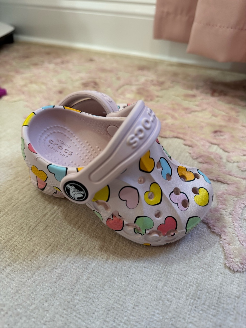 CROCS Kids Heart Print Clogs in Pastel Multicolor